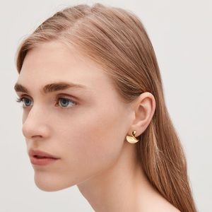 Curved metal stud earrings